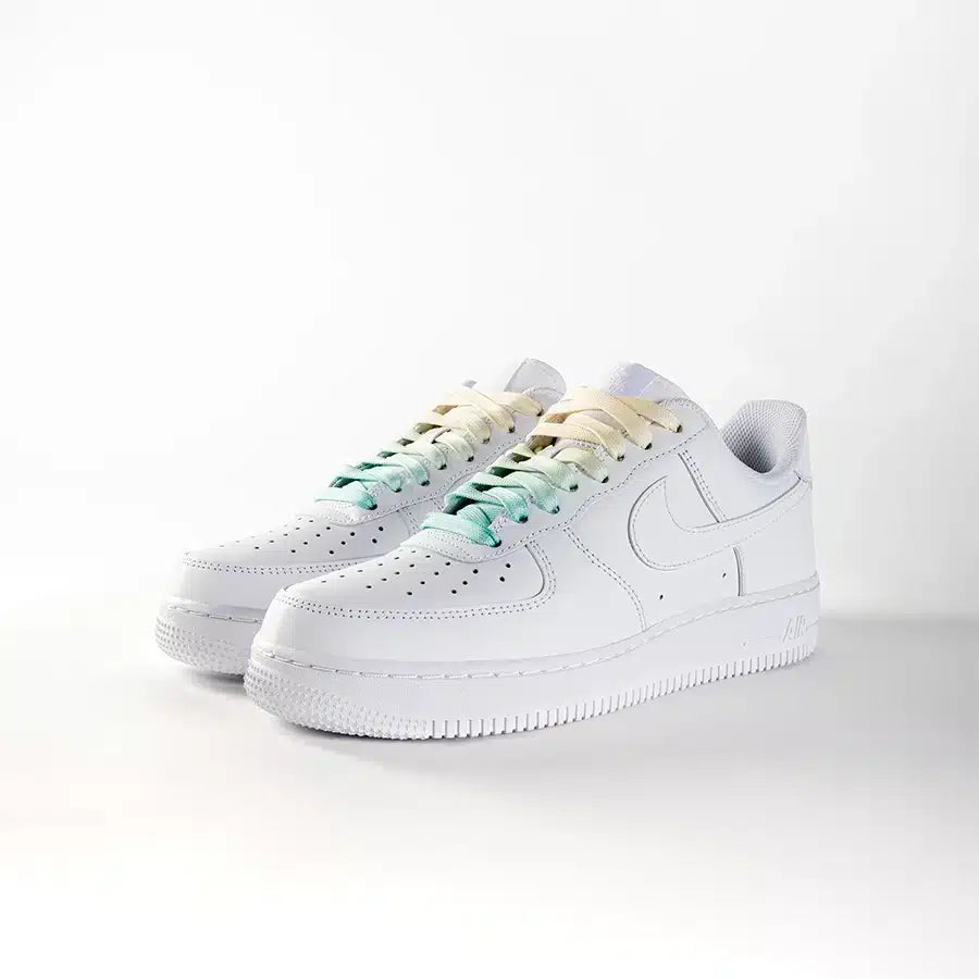 lacets de couleurs dégradés Bamboo de la marque Sweetlaces sur une paire de Nike Air Force 1 Low