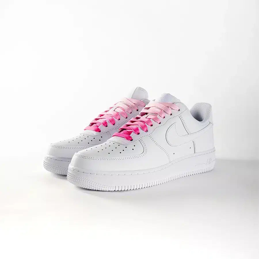 lacets de couleurs dégradés Barbapapa de la marque Sweetlaces sur une paire de Nike Air Force 1 Low