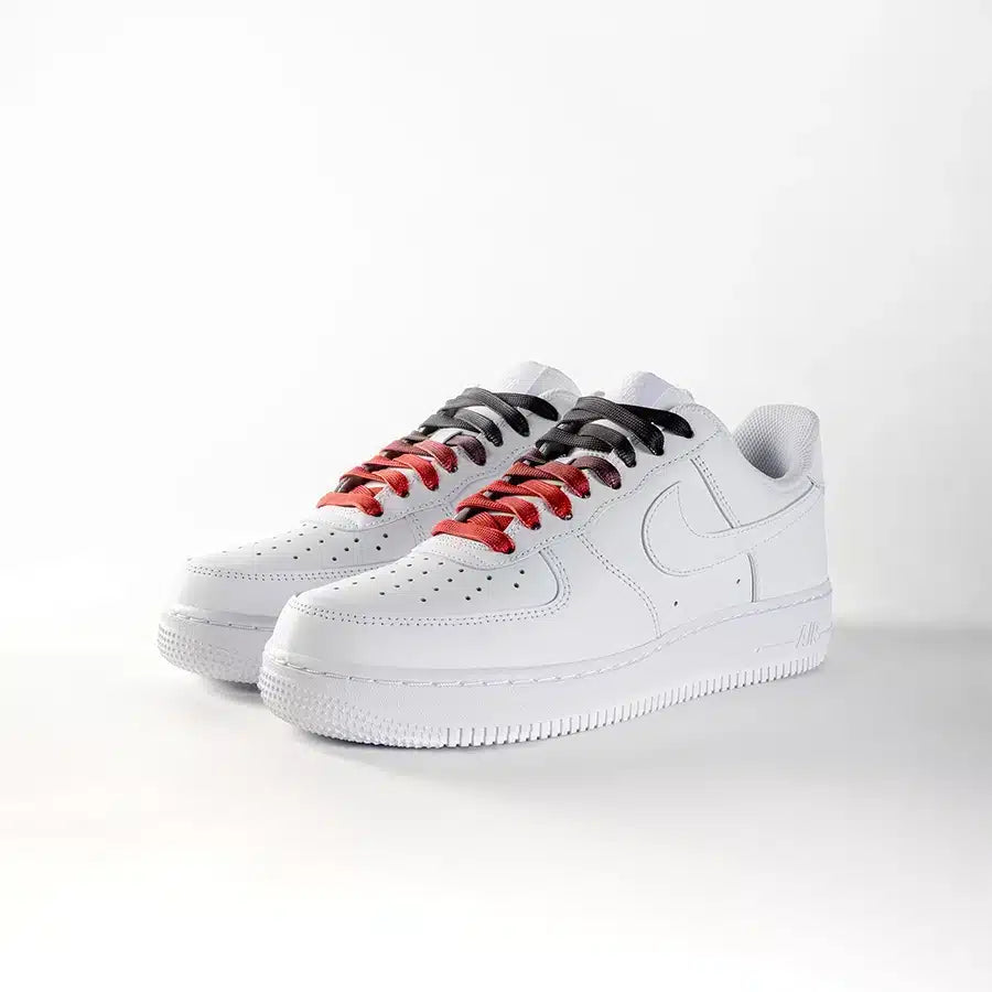 lacets de couleurs dégradés Bloody de la marque Sweetlaces sur une paire de Nike Air Force 1 Low