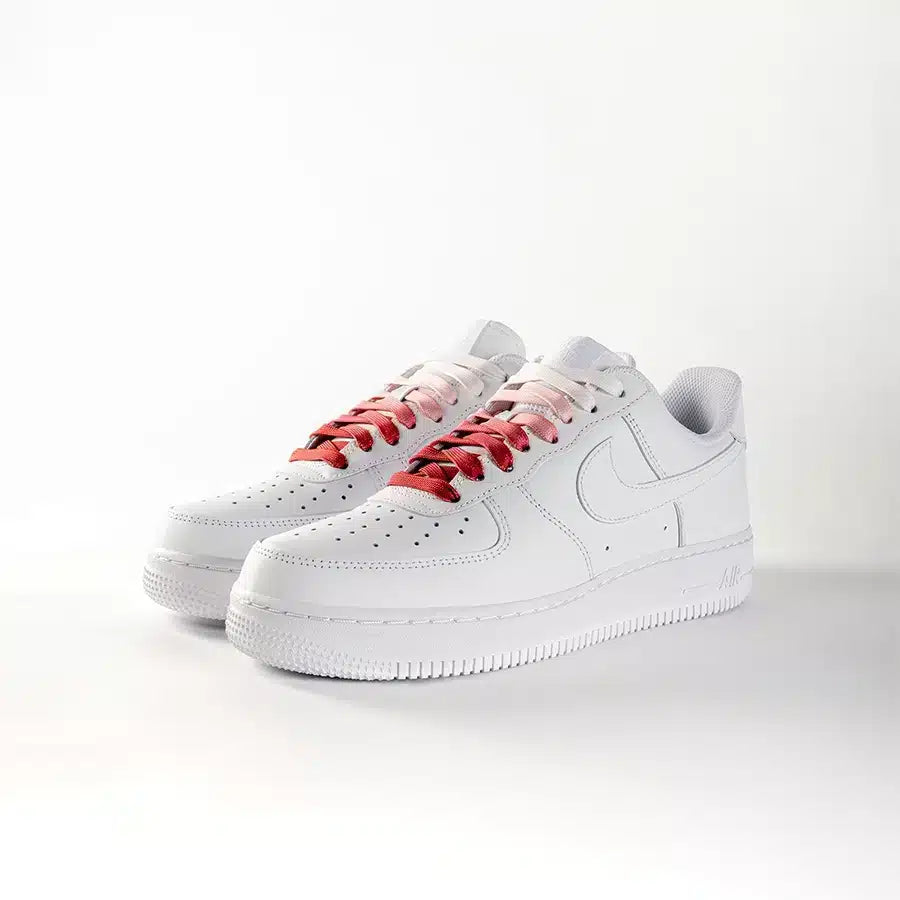 lacets de couleurs dégradés Candy Cane de la marque Sweetlaces sur une paire de Nike Air Force 1 Low