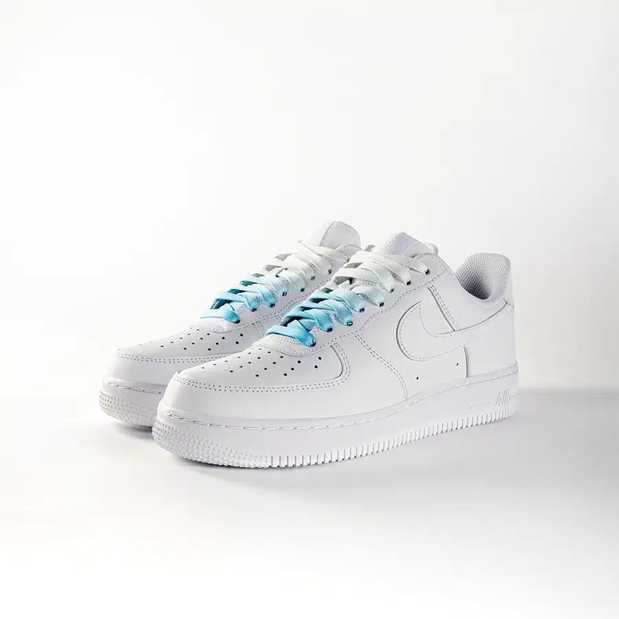 lacets de couleurs dégradés Cloud de la marque Sweetlaces sur une paire de Nike Air Force 1 Low