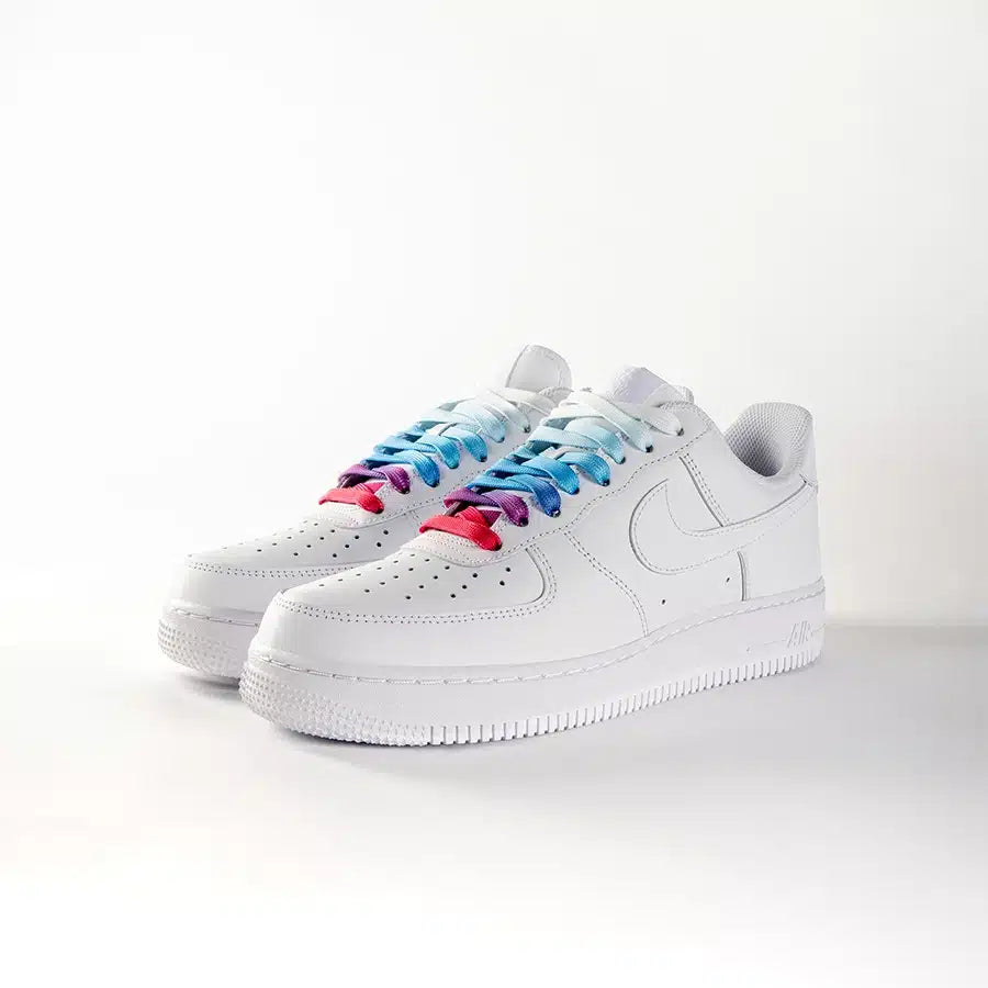 lacets de couleurs dégradés Fairy bleu de la marque Sweetlaces sur une paire de Nike Air Force 1 Low