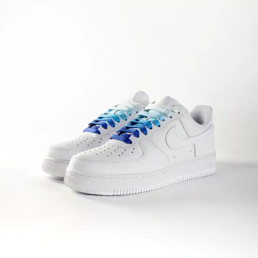 lacets de couleurs dégradés Frozen bleu de la marque Sweetlaces sur une paire de Nike Air Force 1 Low
