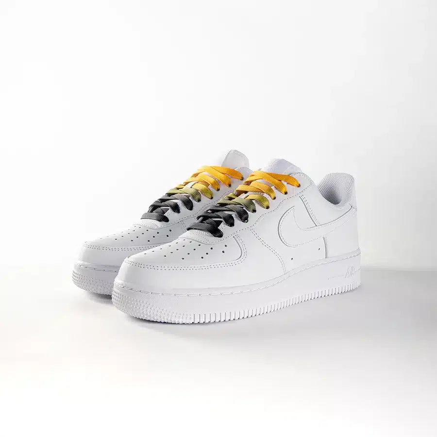 lacets de couleurs dégradés Honey orange de la marque Sweetlaces sur une paire de Nike Air Force 1 Low