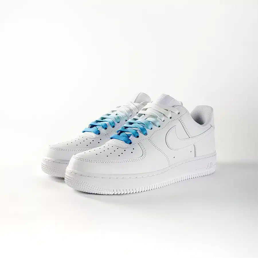 lacets de couleurs dégradés Icy bleu de la marque Sweetlaces sur une paire de Nike Air Force 1 Low