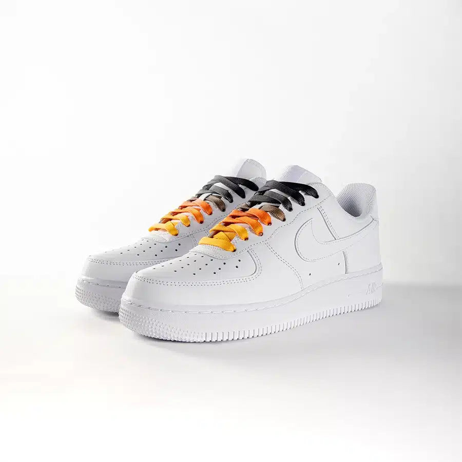 lacets de couleurs dégradés Jack'o orange de la marque Sweetlaces sur une paire de Nike Air Force 1 Low