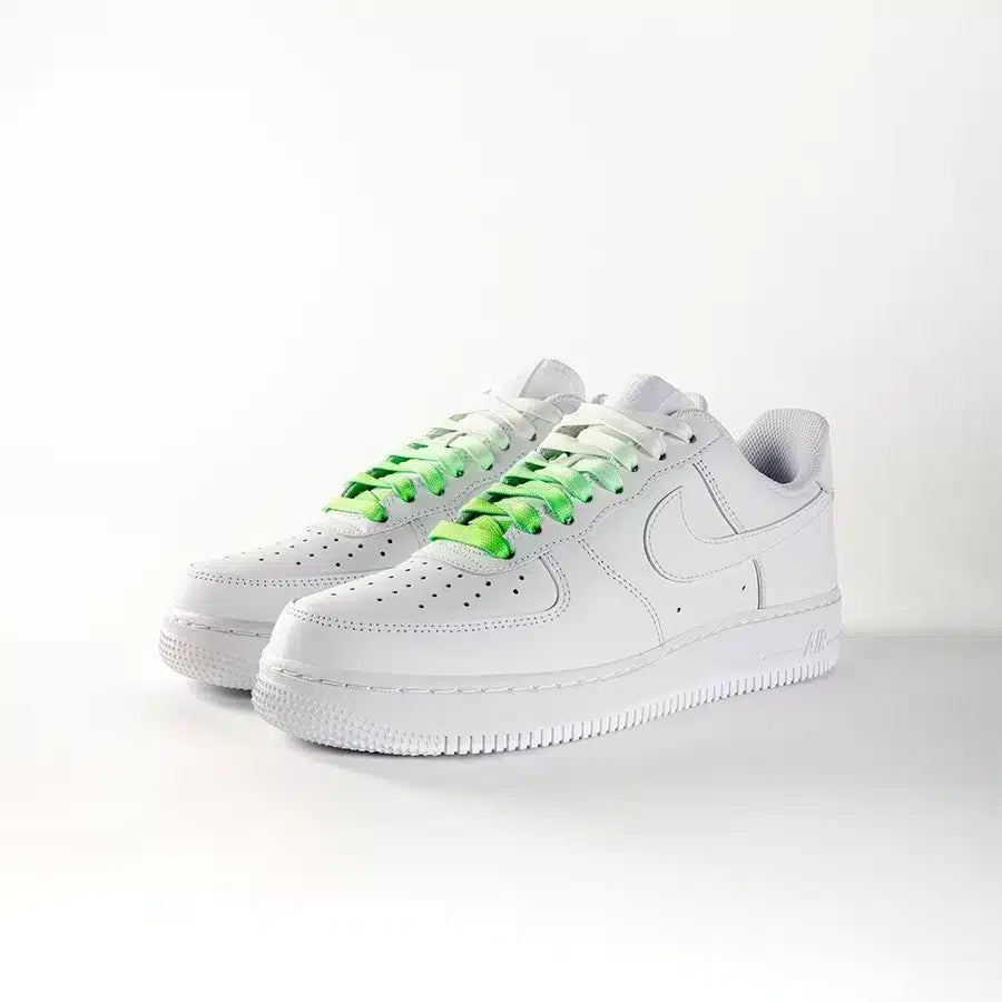 lacets de couleurs dégradés Joker fluo de la marque Sweetlaces sur une paire de Nike Air Force 1 Low