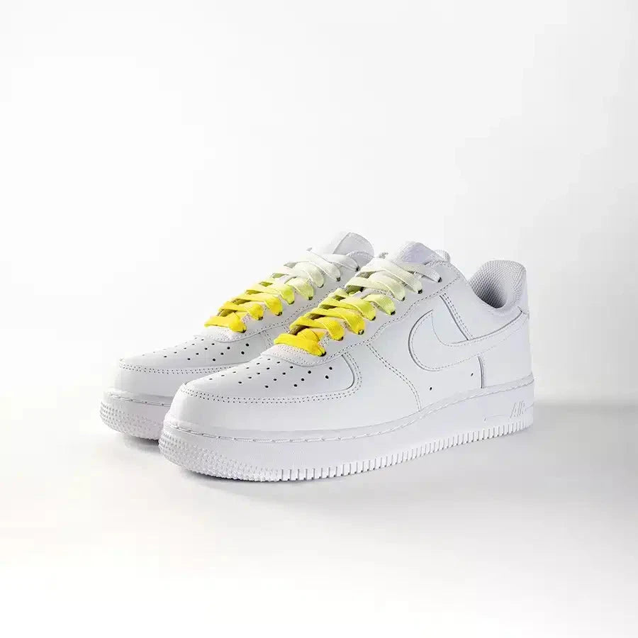 lacets de couleurs dégradés Lemon jaune de la marque Sweetlaces sur une paire de Nike Air Force 1 Low