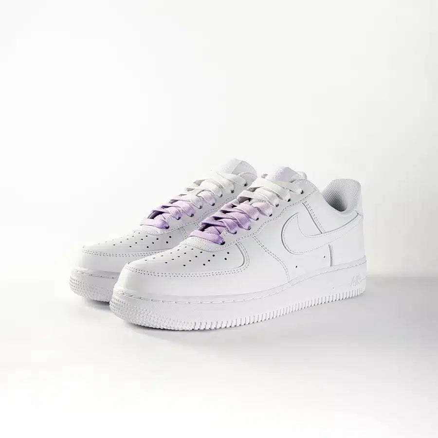 lacets de couleurs dégradés Lila violet de la marque Sweetlaces sur une paire de Nike Air Force 1 Low