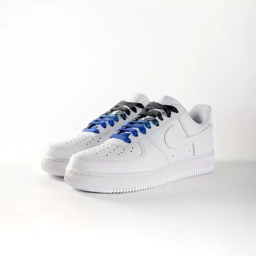 lacets de couleurs dégradés Midnight bleu de la marque Sweetlaces sur une paire de Nike Air Force 1 Low