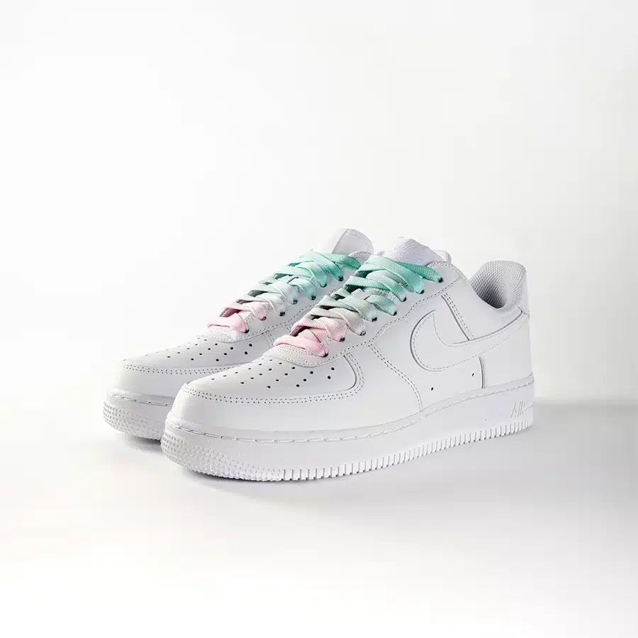lacets de couleurs dégradés Mint Lover vert de la marque Sweetlaces sur une paire de Nike Air Force 1 Low