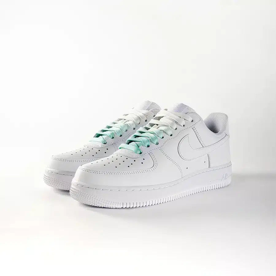 lacets de couleurs dégradés Mint vert de la marque Sweetlaces sur une paire de Nike Air Force 1 Low