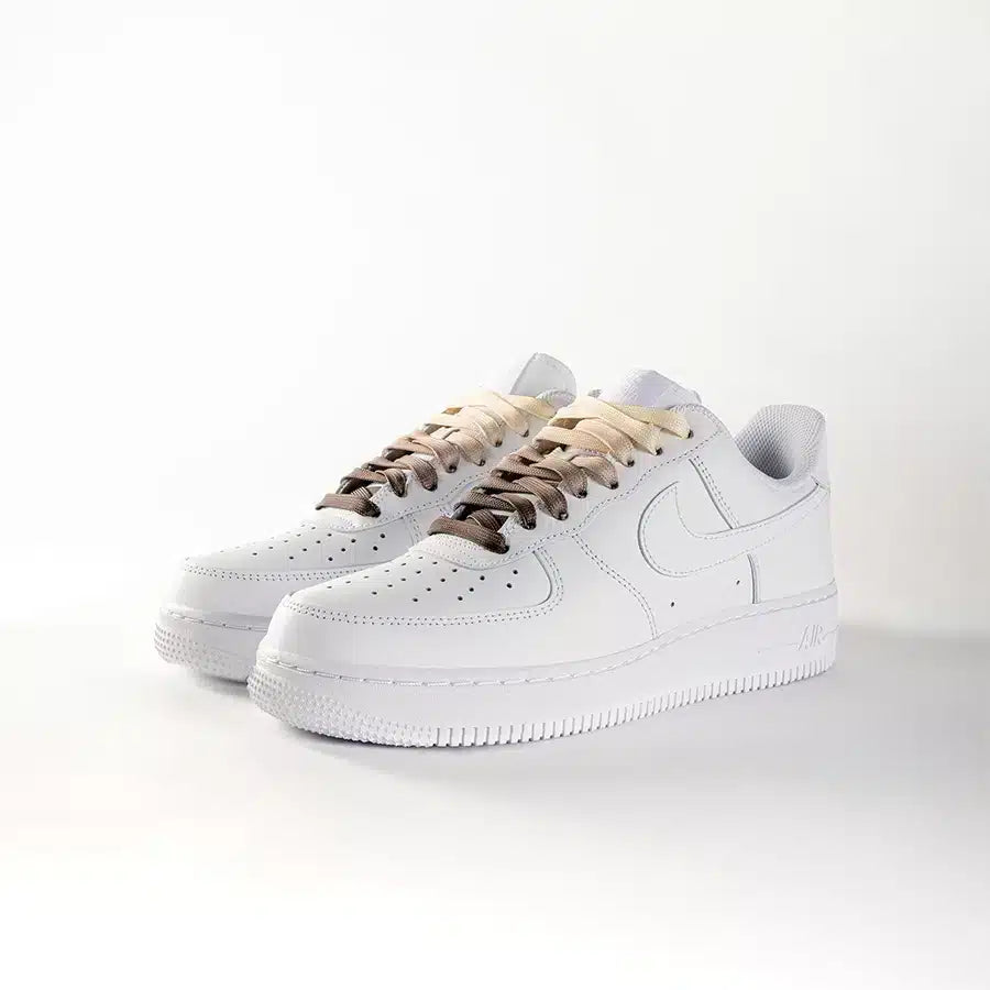 lacets de couleurs dégradés Mocaccino marron de la marque Sweetlaces sur une paire de Nike Air Force 1 Low