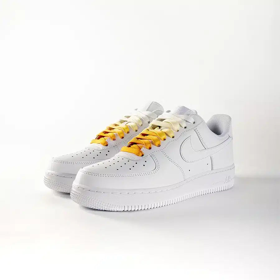 lacets de couleurs dégradés Nuggets orange de la marque Sweetlaces sur une paire de Nike Air Force 1 Low