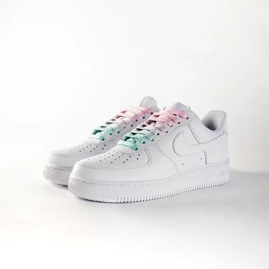 lacets de couleurs dégradés Pastel Love rose de la marque Sweetlaces sur une paire de Nike Air Force 1 Low
