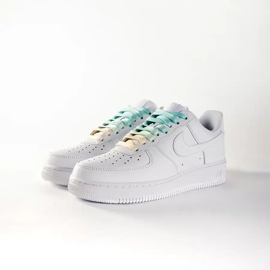 lacets de couleurs dégradés Pistacchio vert de la marque Sweetlaces sur une paire de Nike Air Force 1 Low