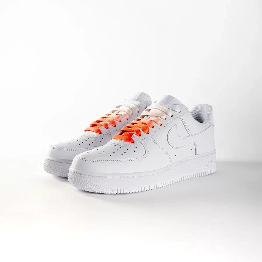 lacets de couleurs dégradés Pomelo fluo de la marque Sweetlaces sur une paire de Nike Air Force 1 Low