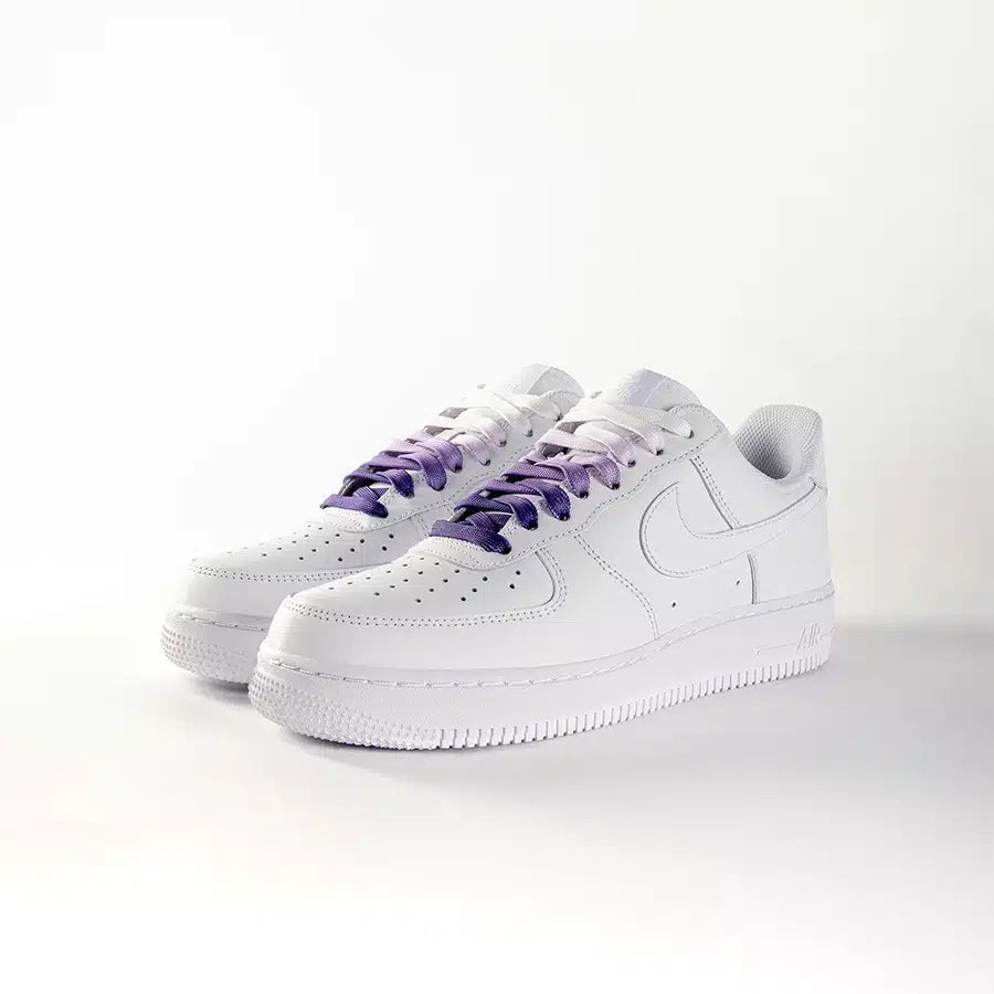 lacets de couleurs dégradés Purple Rain violet de la marque Sweetlaces sur une paire de Nike Air Force 1 Low