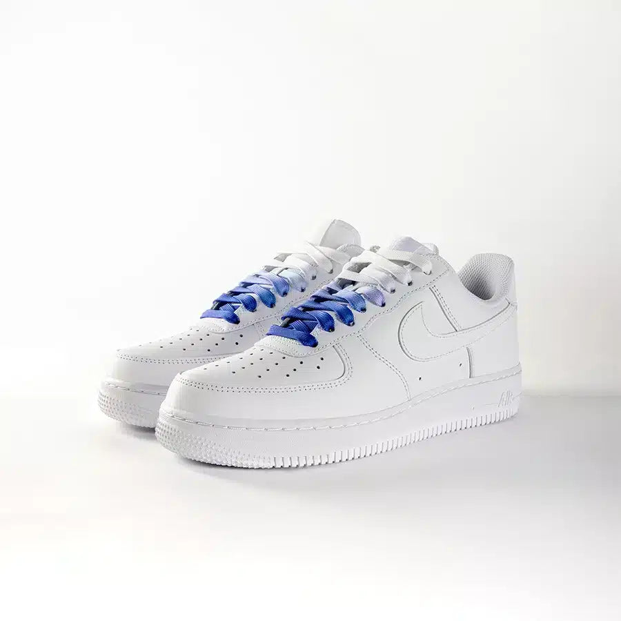 lacets de couleurs dégradés Royal bleu de la marque Sweetlaces sur une paire de Nike Air Force 1 Low