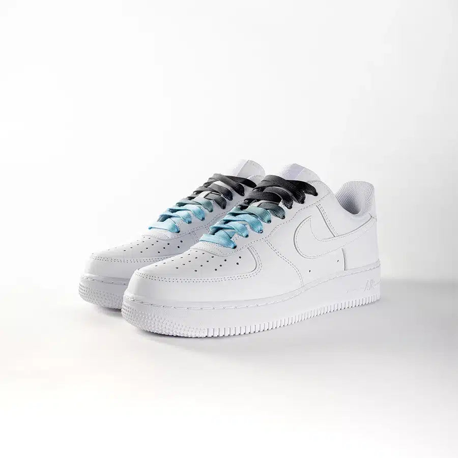 lacets de couleurs dégradés Stormy bleu de la marque Sweetlaces sur une paire de Nike Air Force 1 Low