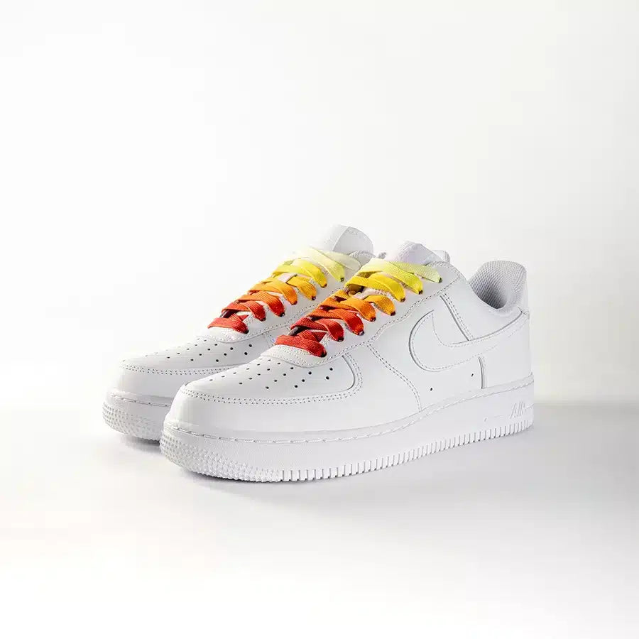 lacets de couleurs dégradés Sunrise rouge de la marque Sweetlaces sur une paire de Nike Air Force 1 Low