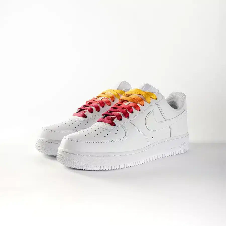 lacets de couleurs dégradés Sunset Lover rouge de la marque Sweetlaces sur une paire de Nike Air Force 1 Low