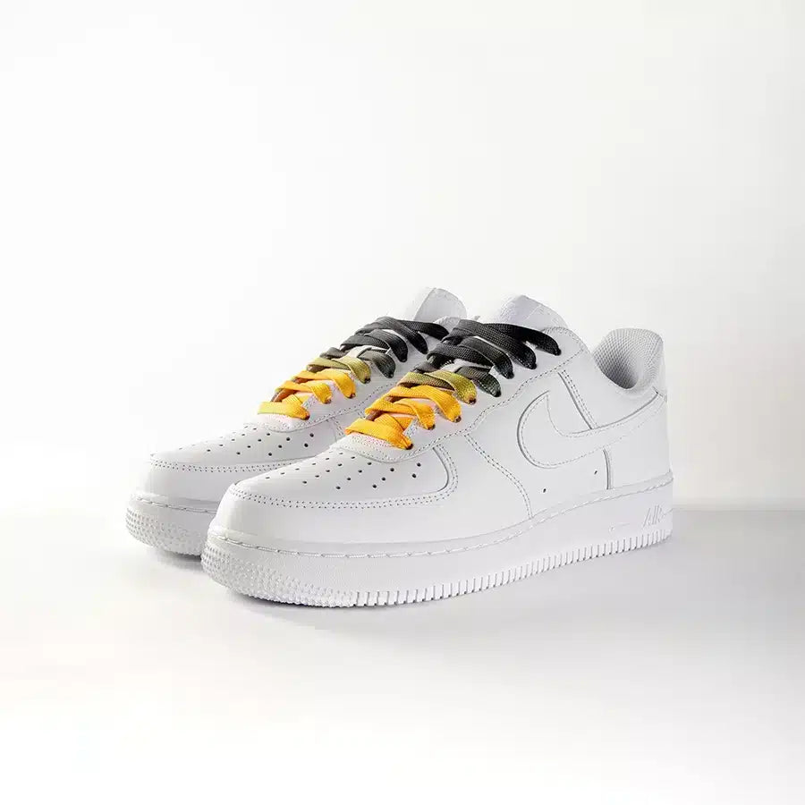 lacets de couleurs dégradés Treas orange de la marque Sweetlaces sur une paire de Nike Air Force 1 Low