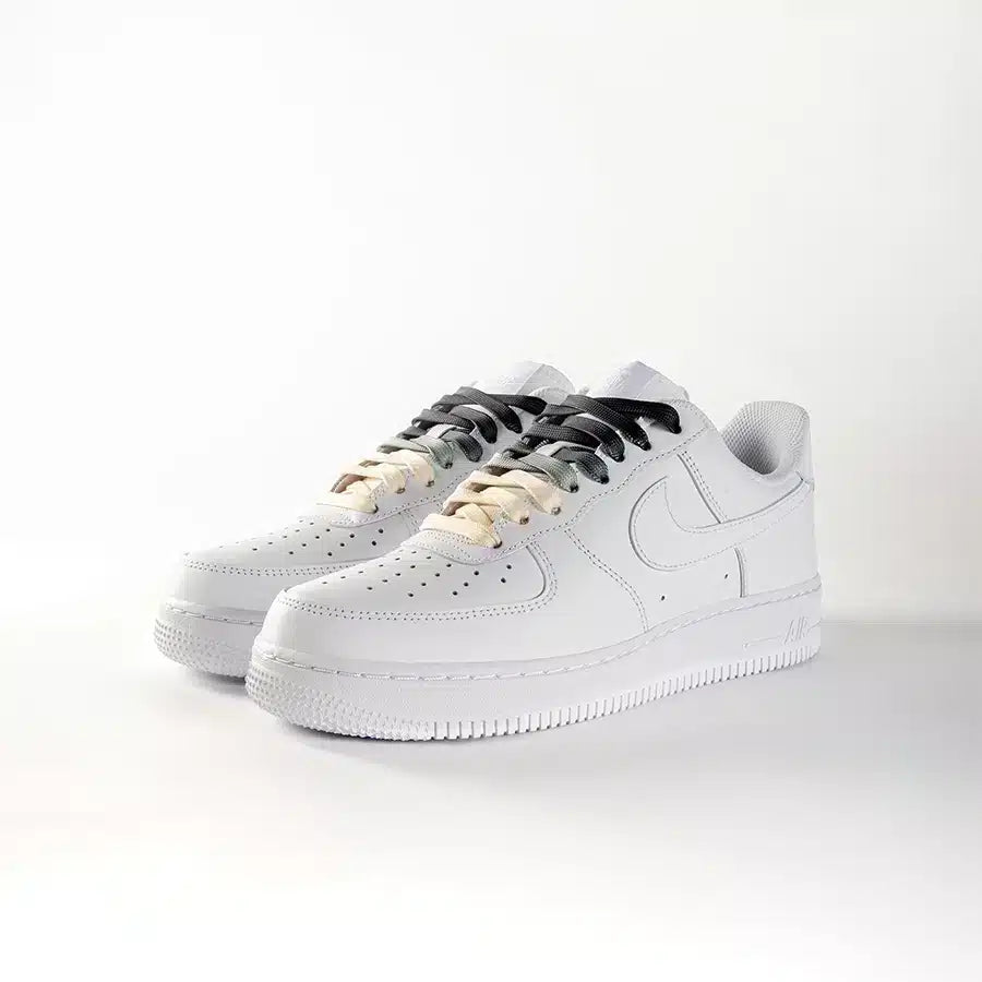 lacets de couleurs dégradés Vanilla beige de la marque Sweetlaces sur une paire de Nike Air Force 1 Low