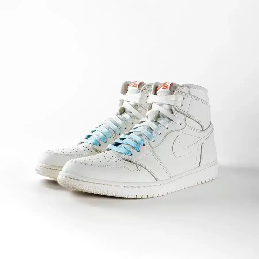 lacets de couleurs dégradés Cloud bleu de la marque Sweetlaces sur une paire de Nike Air Jordan 1 High