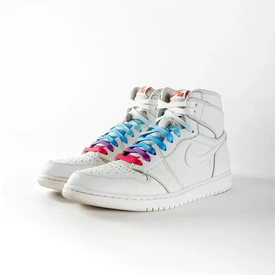 lacets de couleurs dégradés Fairy bleu de la marque Sweetlaces sur une paire de Nike Air Jordan 1 High