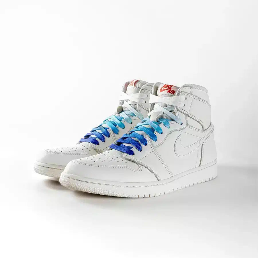 lacets de couleurs dégradés Frozen bleu de la marque Sweetlaces sur une paire de Nike Air Jordan 1 High