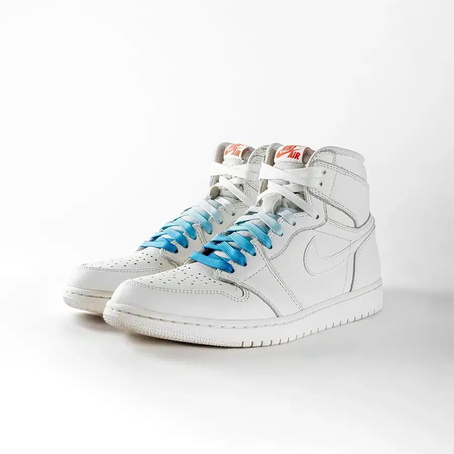lacets de couleurs dégradés Icy bleu de la marque Sweetlaces sur une paire de Nike Air Jordan 1 High