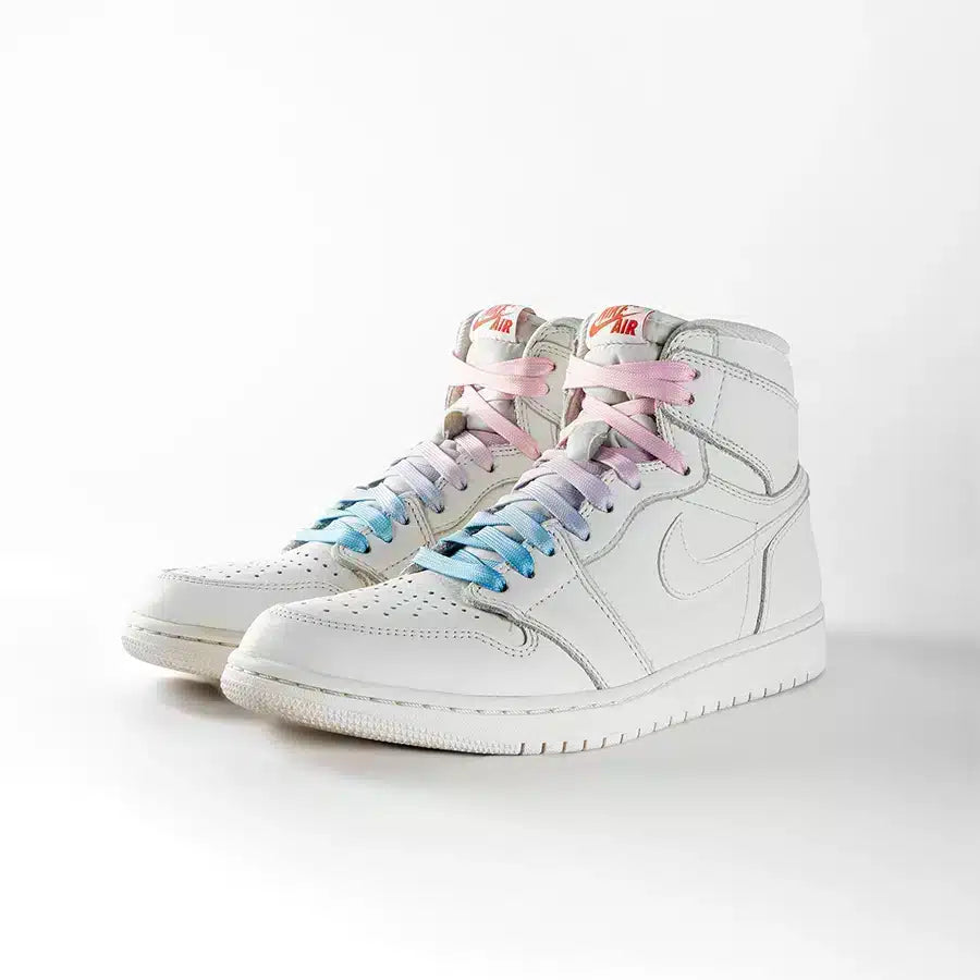 lacets de couleurs dégradés Paradise bleu de la marque Sweetlaces sur une paire de Nike Air Jordan 1 High
