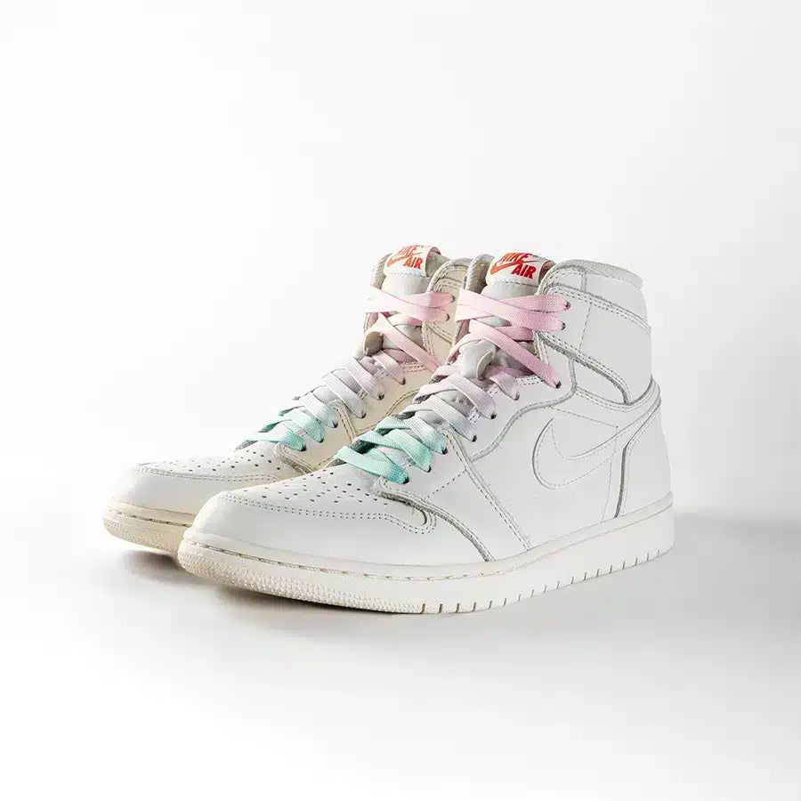 lacets de couleurs dégradés Pastel Love rose de la marque Sweetlaces sur une paire de Nike Air Jordan 1 High