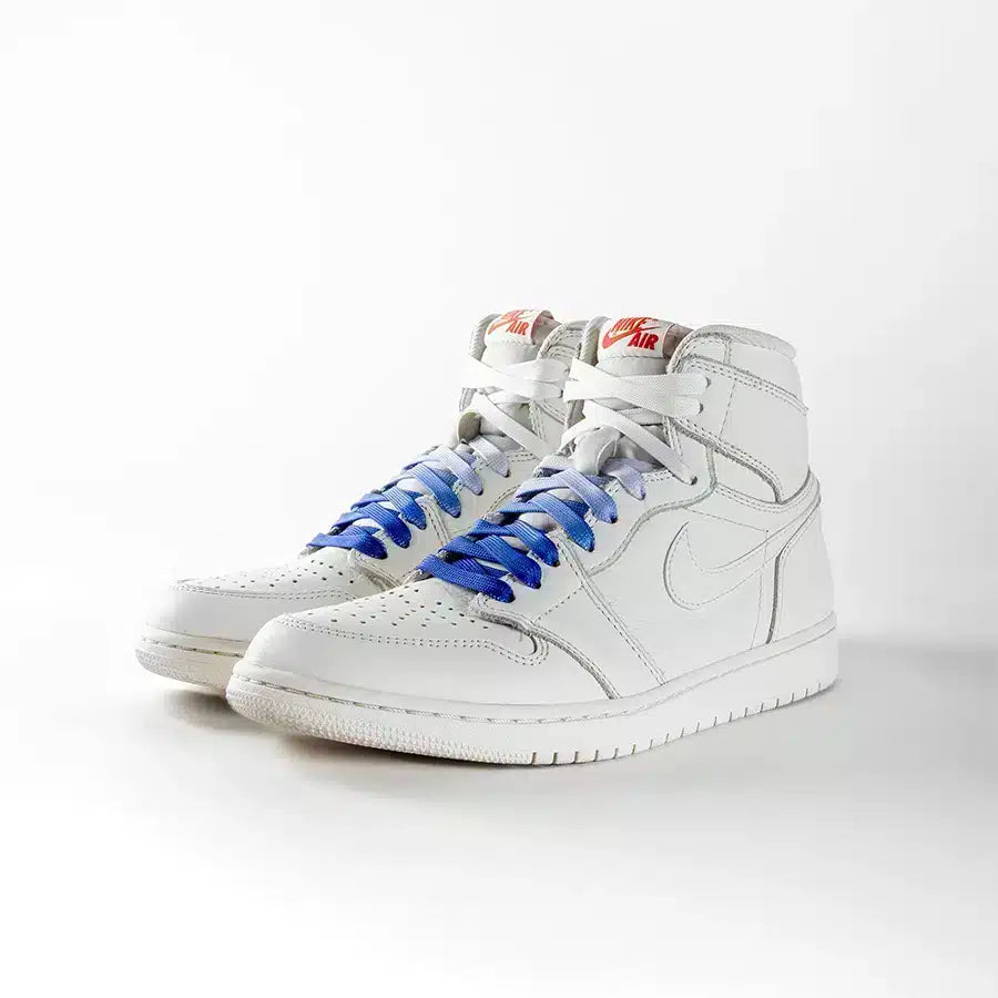 lacets de couleurs dégradés Royal bleu de la marque Sweetlaces sur une paire de Nike Air Jordan 1 High