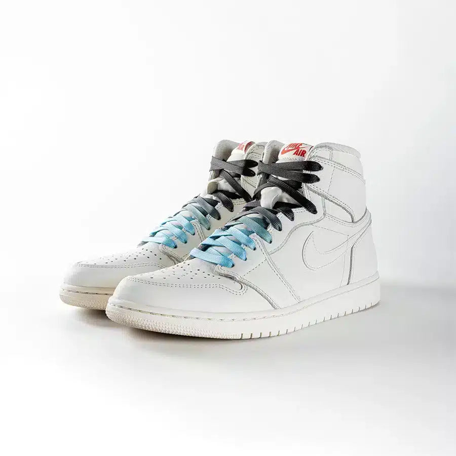 lacets de couleurs dégradés Stormy bleu de la marque Sweetlaces sur une paire de Nike Air Jordan 1 High