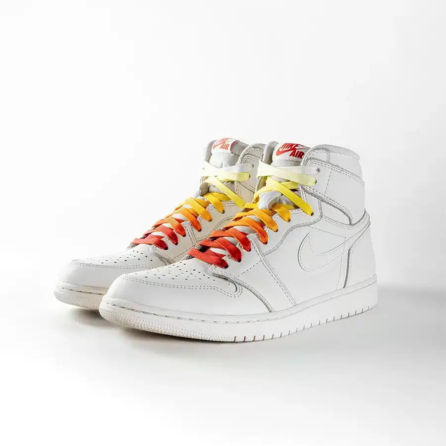 lacets de couleurs dégradés Sunrise rouge de la marque Sweetlaces sur une paire de Nike Air Jordan 1 High