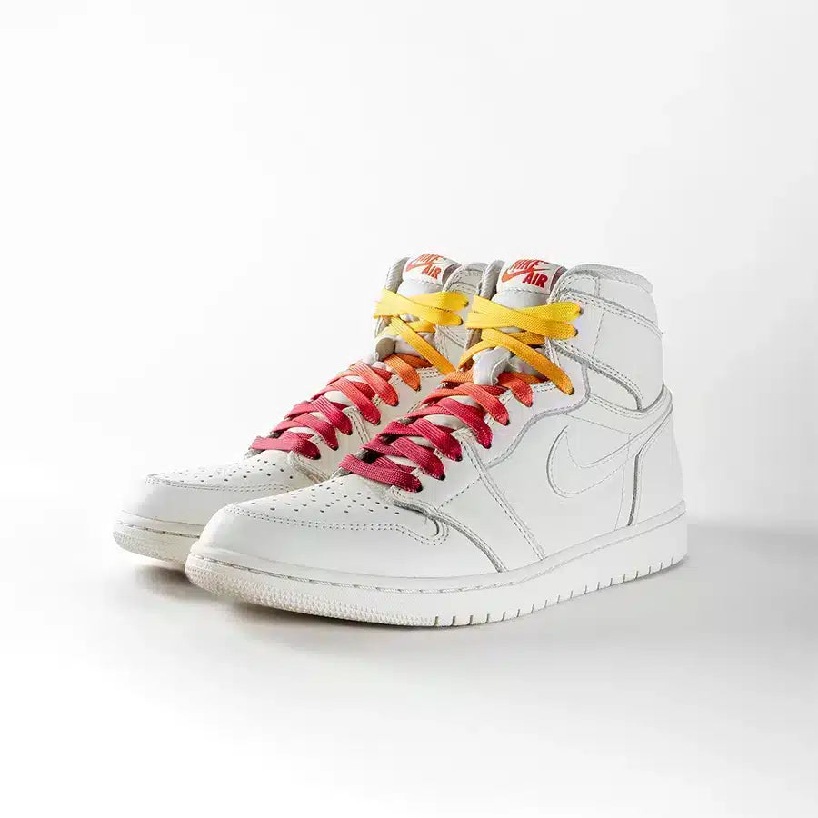 lacets de couleurs dégradés Sunset Lover rouge de la marque Sweetlaces sur une paire de Nike Air Jordan 1 High