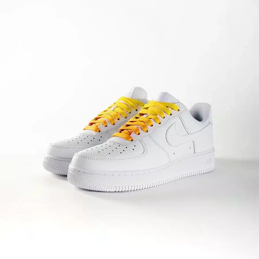 lacets de couleurs dégradés Cheese de la marque Sweetlaces sur une paire de Nike Air Force 1 Low