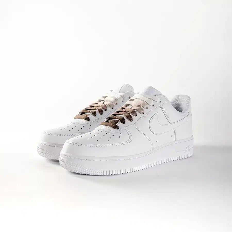 lacets de couleurs dégradés Chococo de la marque Sweetlaces sur une paire de Nike Air Force 1 Low