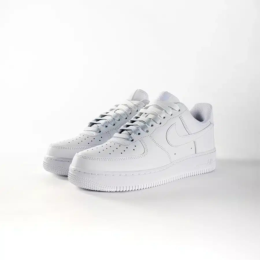 lacets de couleurs dégradés Snowy gris de la marque Sweetlaces sur une paire de Nike Air Force 1 Low