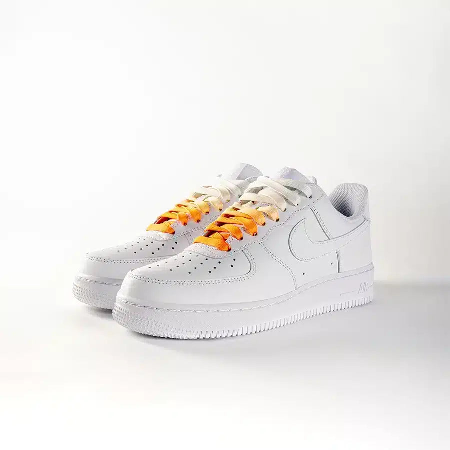 lacets de couleurs dégradés Spritz fluo de la marque Sweetlaces sur une paire de Nike Air Force 1 Low